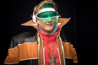 Jongen met groene zonneklep, hoge kraag en gouden ketting